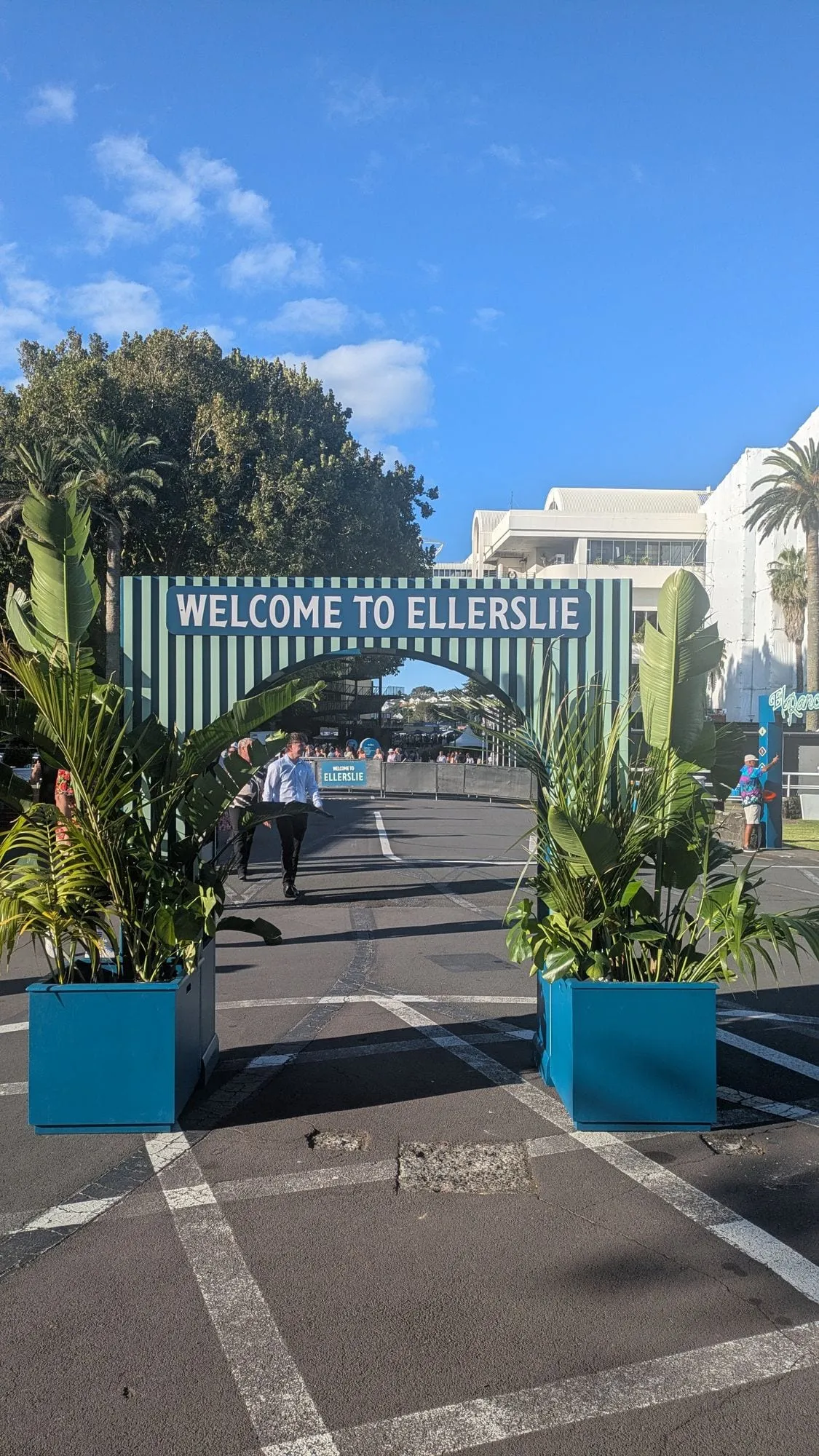 「WELCOME TO ELLERSLIE」と書かれたエラズリー競馬場の入場ゲート